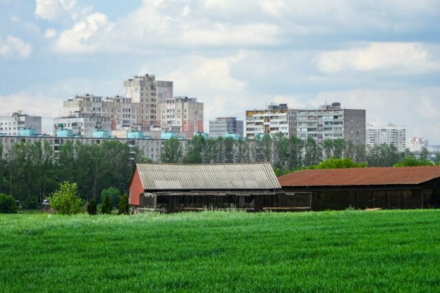 Photo urban vs rural lifestyle comparison