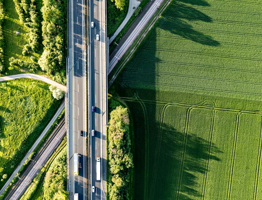 Photo urban vs rural lifestyle comparison